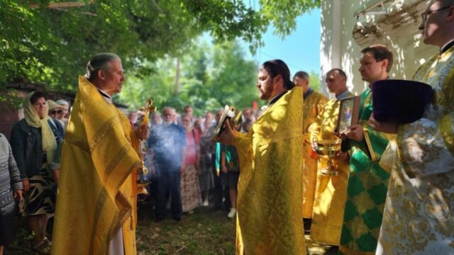 Литургия в Троицком храме Зарайска