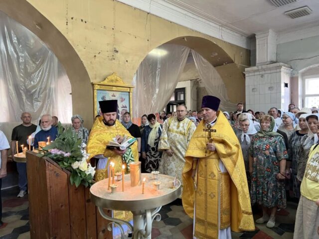 Литургия в Троицком храме Зарайска