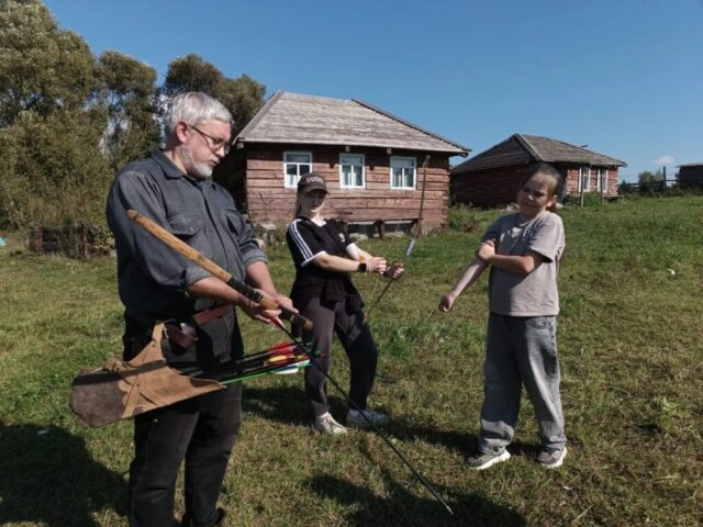 Гости на приходе Успенского храма д. Рожново
