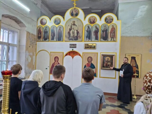 Гости в храме